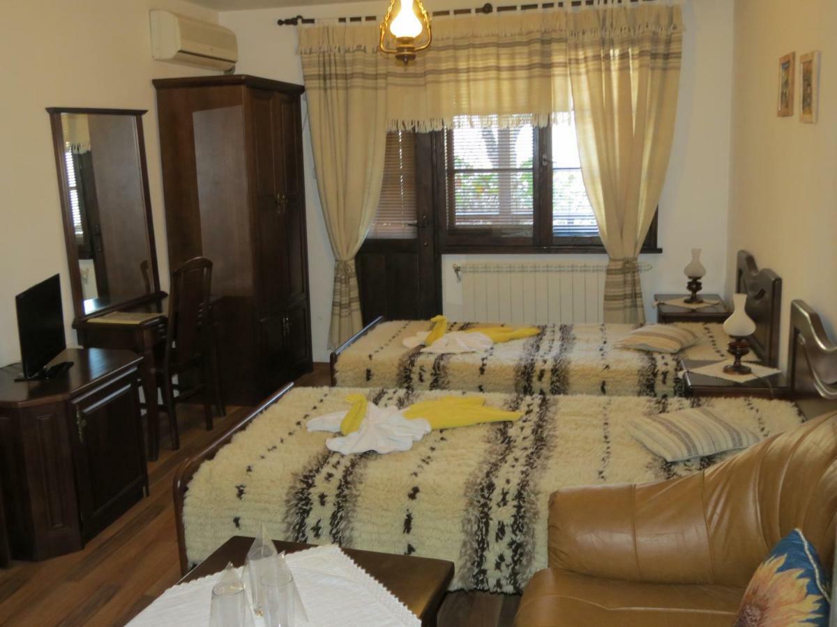 Oazis Guesthouse Lovech Exterior photo